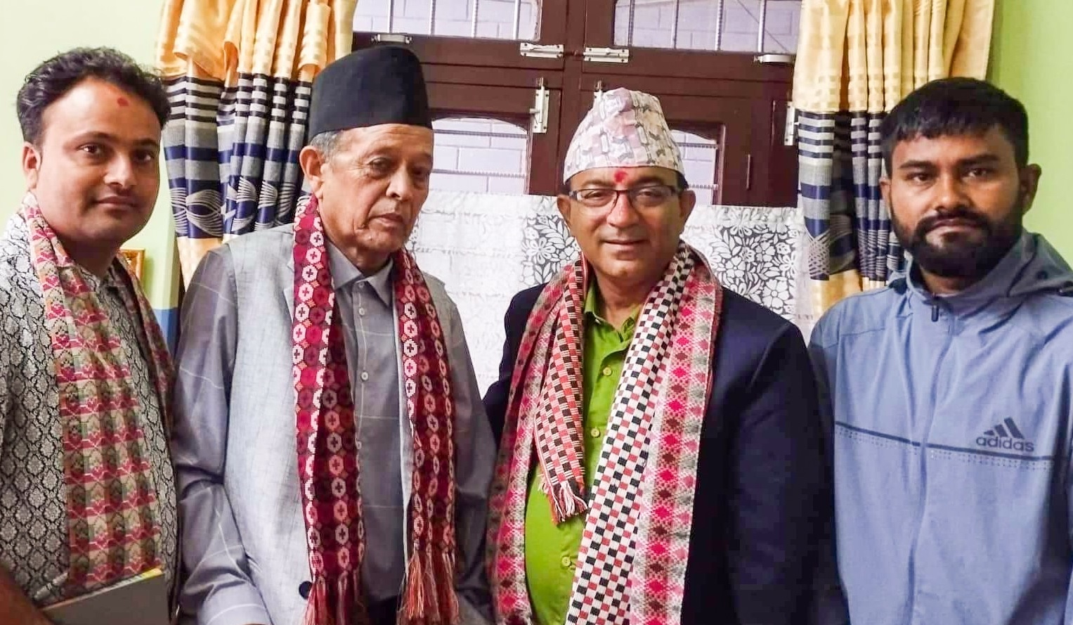 बिरामी पूर्वमेयरलाई भेट्न पुगे पोखराका मेयर धनराज, मागे सुझाव